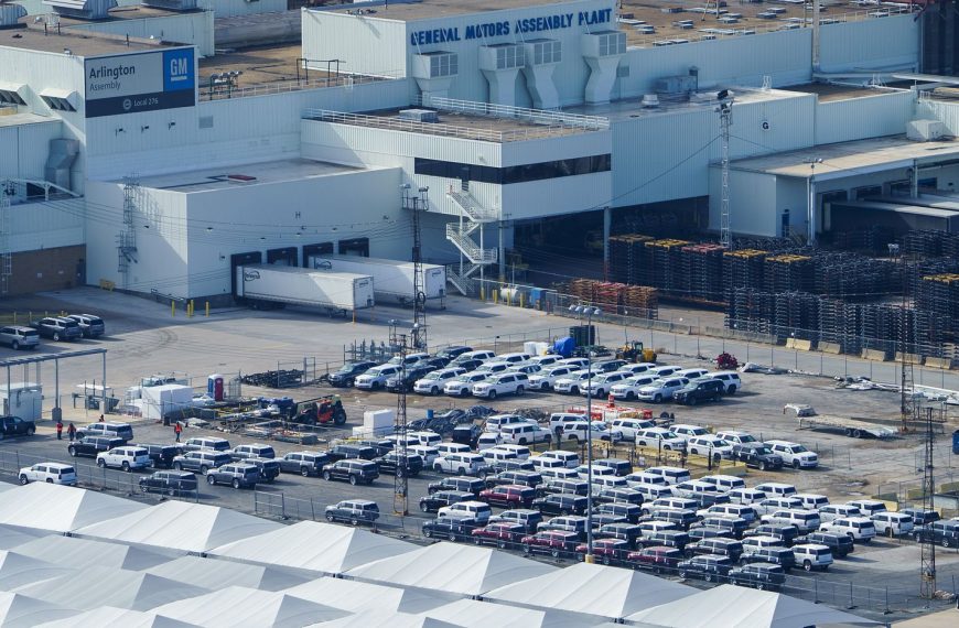 ΗΠΑ: Νεκρώνουν οι γραμμές παραγωγής των τριών μεγαλύτερων αυτοκινητοβιομηχανιών στο Ντιτρόιτ