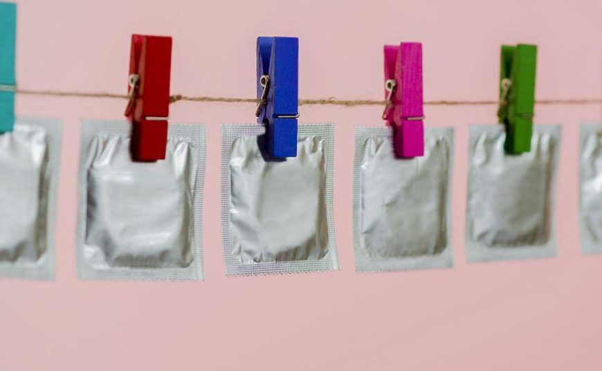 Χρησιμοποιούν τα προφυλακτικά για…γάντια- Ευρηματικότητα λόγω κοροναϊού σε Αυστραλία και Σιγκαπούρη