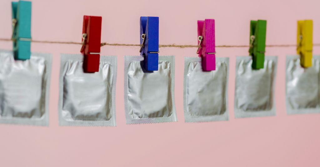 Χρησιμοποιούν τα προφυλακτικά για…γάντια- Ευρηματικότητα λόγω κοροναϊού σε Αυστραλία και Σιγκαπούρη