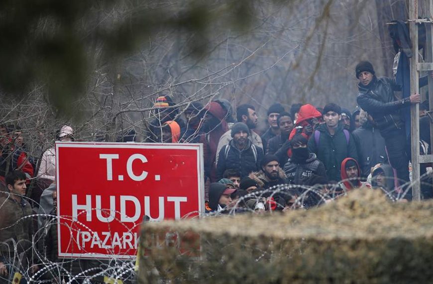‘Εβρος: Χιλιάδες μετανάστες πίσω από τον φράχτη- 10.000 απόπειρες εισόδου σε 24&hellip;