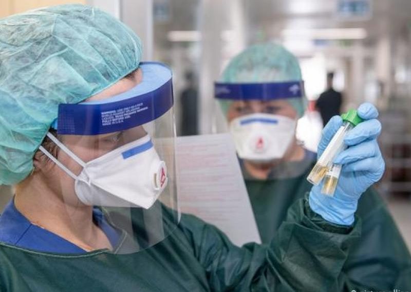 Ελληνες βιοεπιστήμονες για τη πανδημία: «Είμαστε μόνο στην αρχή με πολλές ελλείψεις»