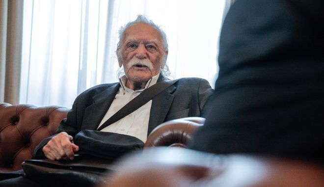 Το στιχάκι των κατοίκων της Απεράθου για τον “Πρώτο παρτιζάνο” Μανώλη Γλέζο