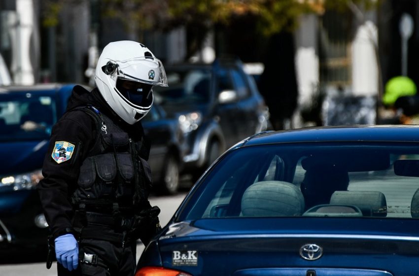 Ποιος λαϊκός βάρδος έπεσε σε έλεγχο της Αστυνομίας επειδή πήγε να πάρει σπανακόπιτες…