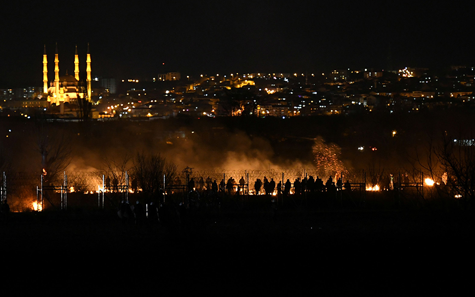 Νύχτα έντασης στον Εβρο – Επεισόδια με χημικά και καπνογόνα στις Καστανιές (vid- εικόνες)