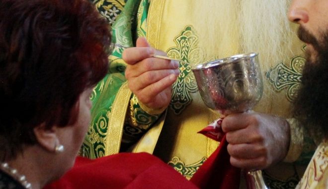 ΠΟΕΔΗΝ: Κίνδυνος για μετάδοση του κοροναϊού από τη Θεία Κοινωνία- Απάντηση στους ιερείς