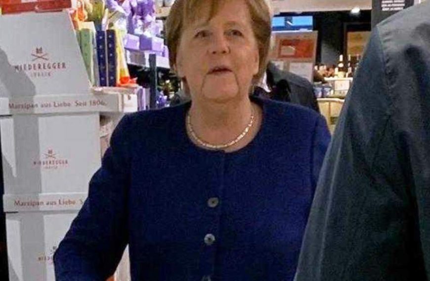 Η Μέρκελ στο σούπερ μάρκετ χωρίς μέτρα προστασίας- Ψώνισε κρασιά και…χαρτιά υγείας!