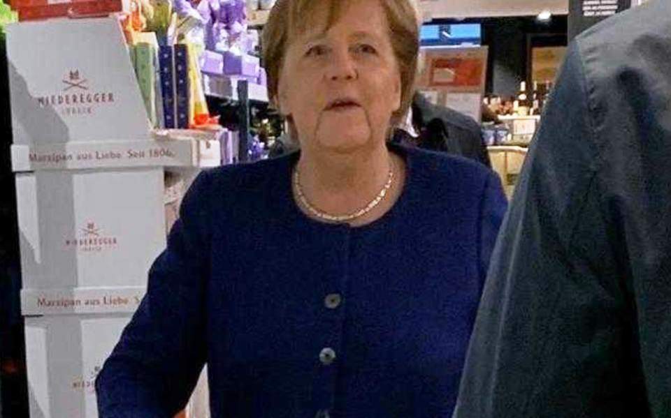 Η Μέρκελ στο σούπερ μάρκετ χωρίς μέτρα προστασίας- Ψώνισε κρασιά και…χαρτιά υγείας!