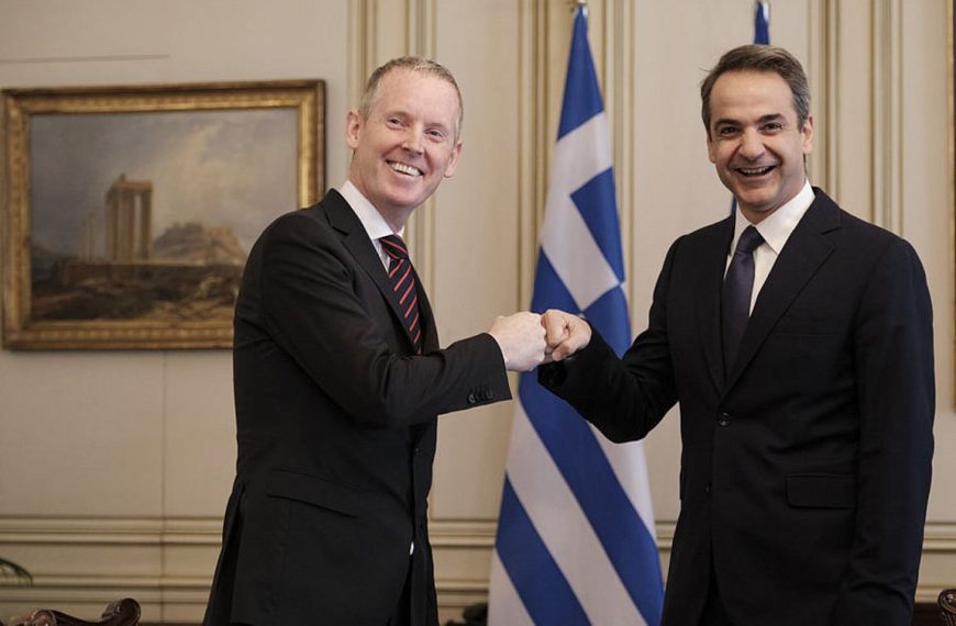 Ο Μητσοτάκης χαιρέτισε τον ΜακΝτάουελ με…γροθιές και αγκώνες λόγω κοροναϊού! (εικόνες)