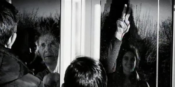 Μια οικογένεια σε χωριό υπό καραντίνα – Η φωτογραφία που συγκλονίζει