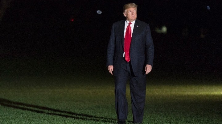 Τραμπ: Αρνείται να μπει σε καραντίνα παρότι συναντήθηκε και είχε χειραψίες με πρόσωπα που…