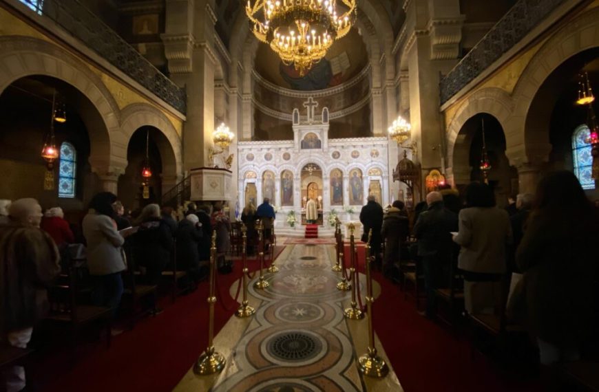 Επιμένει ο ιερέας από το Κουκάκι: Η Θεία Κοινωνία δεν απαγορεύεται