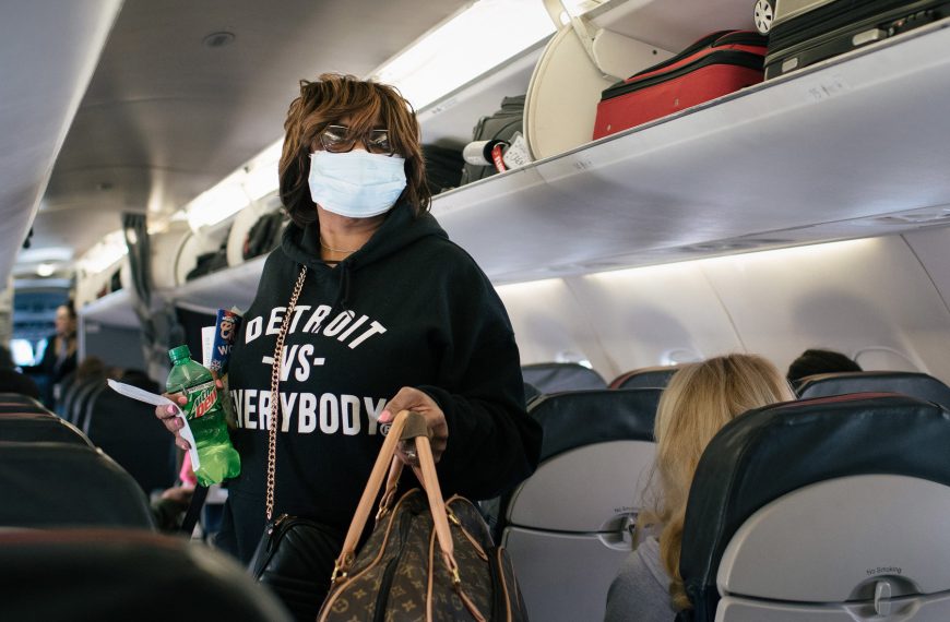 Υποχρεωτική χρήση μάσκας σε επιβάτες για την επανεκκίνηση των αεροπορικών μεταφορών