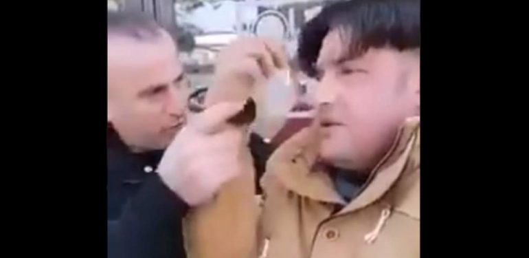 Εισαγγελέας για το βίντεο με οπαδό που υποχρεώνει μετανάστη να κάνει τον σταυρό του