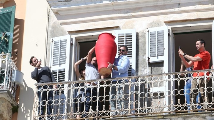 Κέρκυρα: Eσπασαν τους «μπότηδες» για την πρώτη Ανάσταση (video)