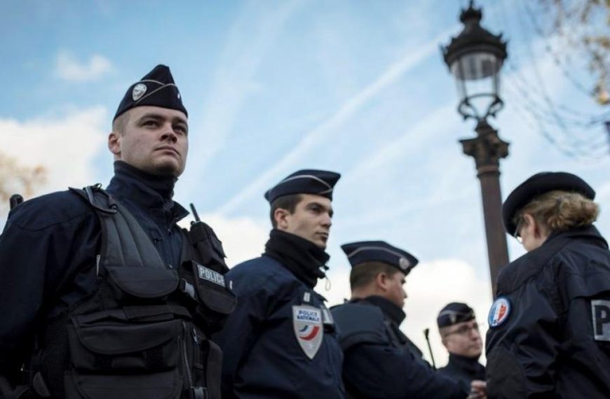 Γαλλία: Υποχρεωτική τηλεργασία, κυκλοφορία με βεβαιώσεις, κλείνουν τα σύνορα με χώρες εκτός της ΕΕ