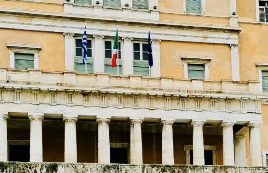 Μήνυμα συμπαράστασης Σακελλαροπούλου στον ιταλικό λαό- Στη Βουλή η ιταλική σημαία