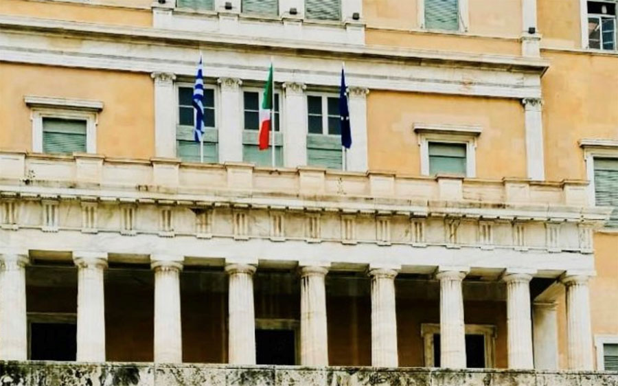 Μήνυμα συμπαράστασης Σακελλαροπούλου στον ιταλικό λαό- Στη Βουλή η ιταλική σημαία