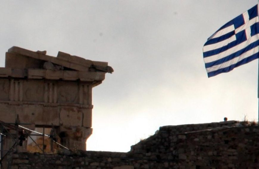 Η Ελλάδα αποχαιρετά τον Μανώλη Γλέζο- Μεσίστια η σημαία στην Ακρόπολη