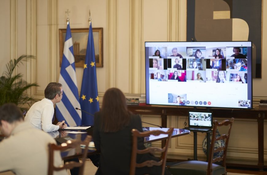 Στα θρανία ξανά ο Πρωθυπουργός