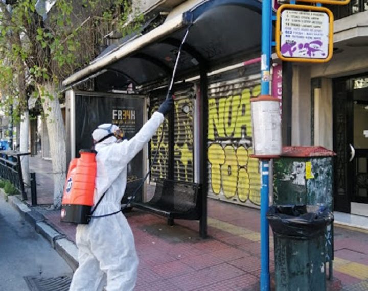 Συνεργεία του Δήμου απολυμαίνουν τις στάσεις