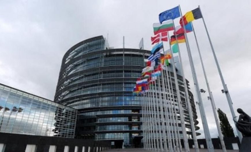 Έκδοση ευρωομολόγων με εγγύηση της Κομισιόν για την αντιμετώπιση της κρίσης ζητά το Σπινέλι Γκρουπ του ΕK