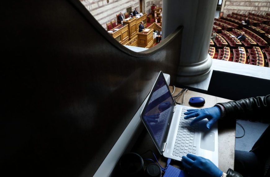 Κρίση χωρίς δημοκρατία; Απαγόρευση της πολιτικής και της κριτικής;