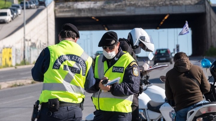 Σαρωτικοί έλεγχοι παντού- 5.000 αστυνομικοί στους δρόμους- “Περιπολίες” και στις εκκλησίες