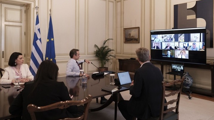Τηλεδιάσκεψη Μητσοτάκη με εκπροσώπους βιομηχανιών παραγωγής μασκών
