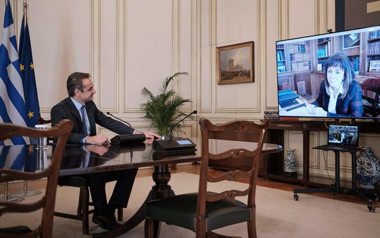 Η “όμορφη παράδοση” της Προέδρου της Δημοκρατίας