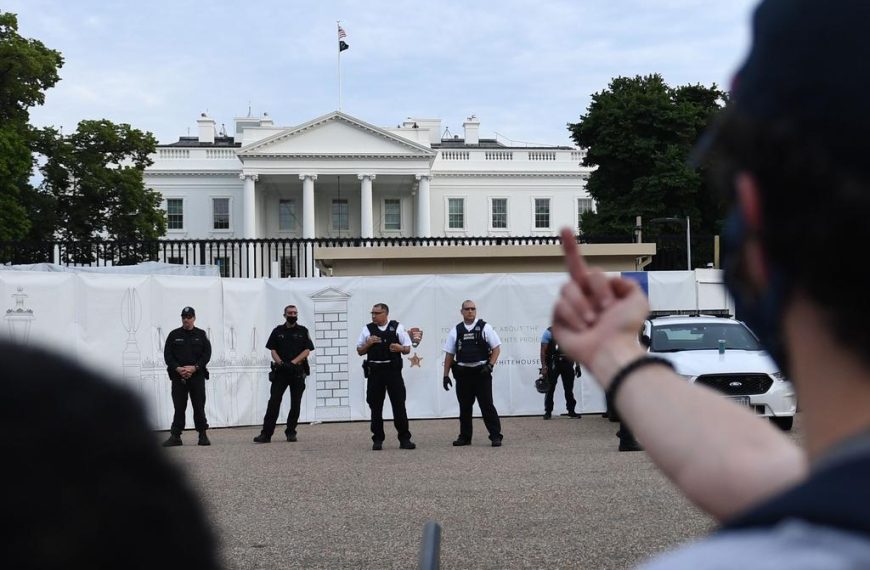Οργή και διαδηλώσεις στι ΗΠΑ για την δολοφονία Φλόιντ- Σε προσωρινό lockdown&hellip;