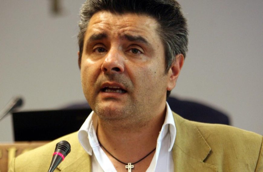 Μανώλης Κυπραίος: Δικαιώθηκε ο ρεπόρτερ που ξυλοκοπήθηκε και έχασε την ακοή του από κρότου-λάμψης