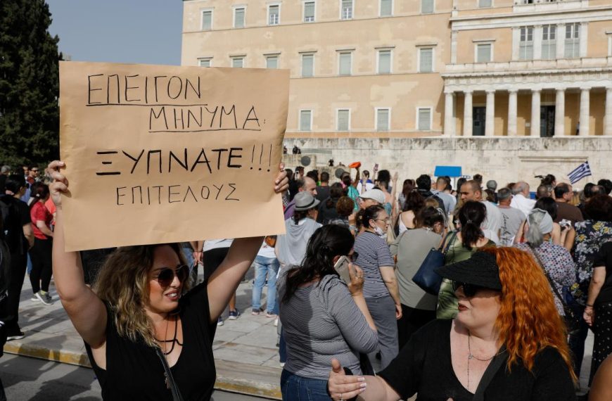 Εκαναν διαδήλωση κατά… επιστημόνων, κοροναϊού, εμβολίων και 5G