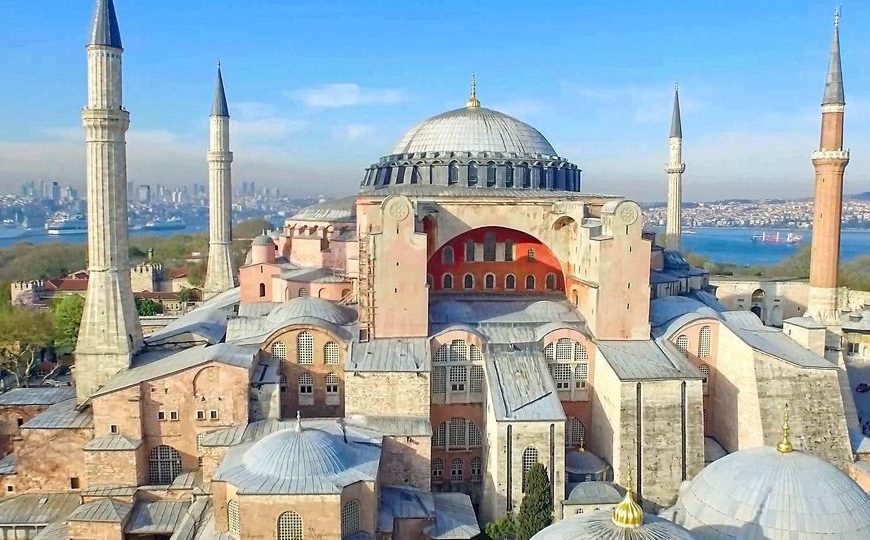 Τραβάει το σχοινί ο Ερντογάν: Ανακοίνωσε την ανάγνωση του Κορανίου μέσα στην Αγία Σοφία για αύριο