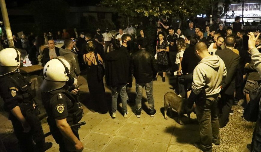 Γιατί τα “υπαίθρια πάρτι” είναι εστίες υπερμετάδοσης του ιού- Τι λένε οι επιστήμονες