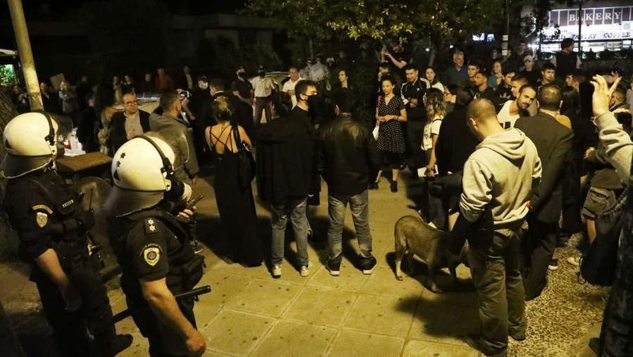 Γιατί τα “υπαίθρια πάρτι” είναι εστίες υπερμετάδοσης του ιού- Τι λένε οι επιστήμονες