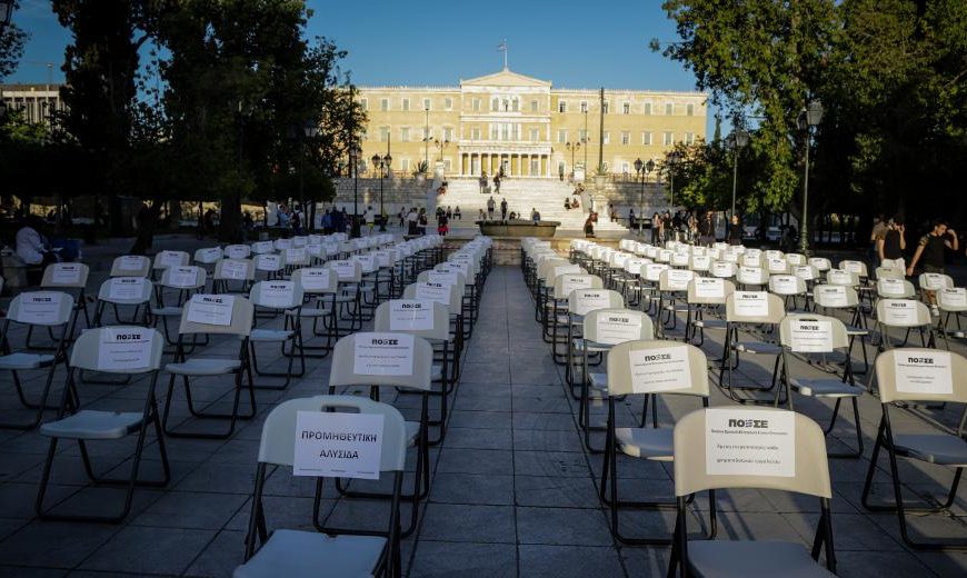 Διαμαρτυρία Empty chair στο Σύνταγμα – Πλημμύρισαν άδειες καρέκλες οι πλατείες σε όλη τη χώρα