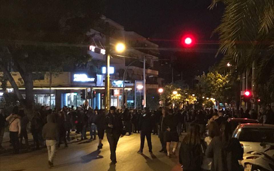 Νύχτα έντασης ξανά στην Αγ. Παρασκευή- Συνωστισμός…αντιδράσεων και σε άλλες πλατείες