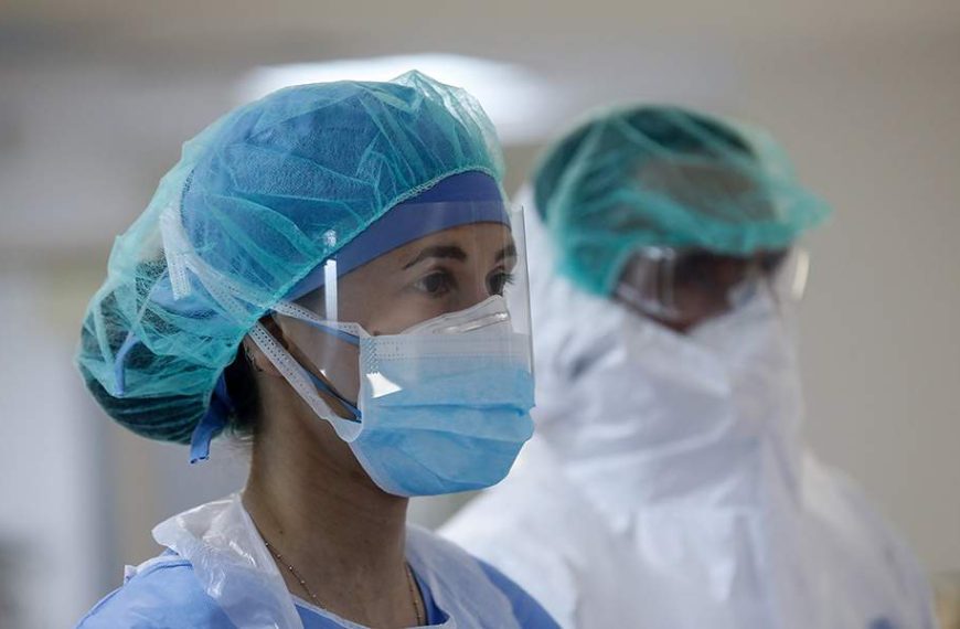 Στη μάχη οι 206 ιδιώτες γιατροί – Φόβοι για 1.000 διασωληνωμένους