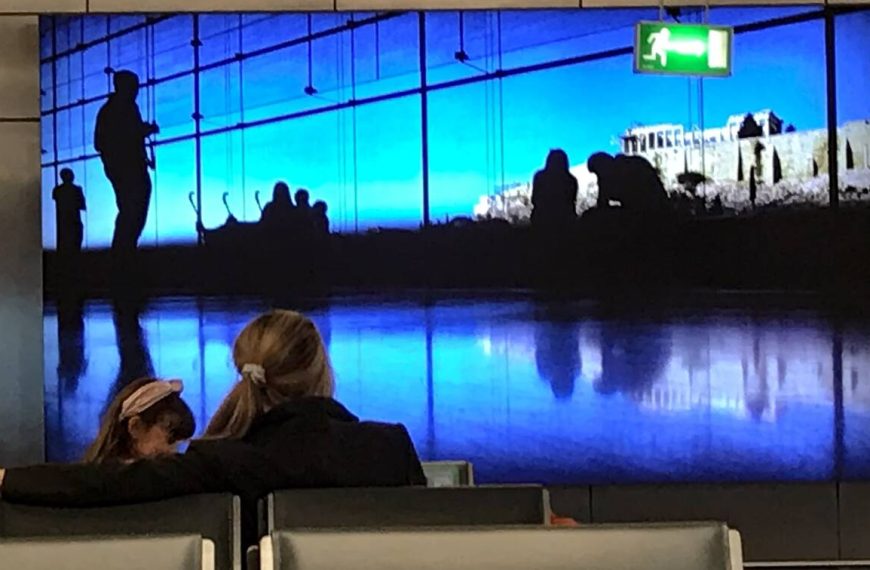 Politico: Με “γκρίζες” ζώνες και χωρίς απαντήσεις το σχέδιο συστάσεων της Κομισιόν για τον τουρισμό