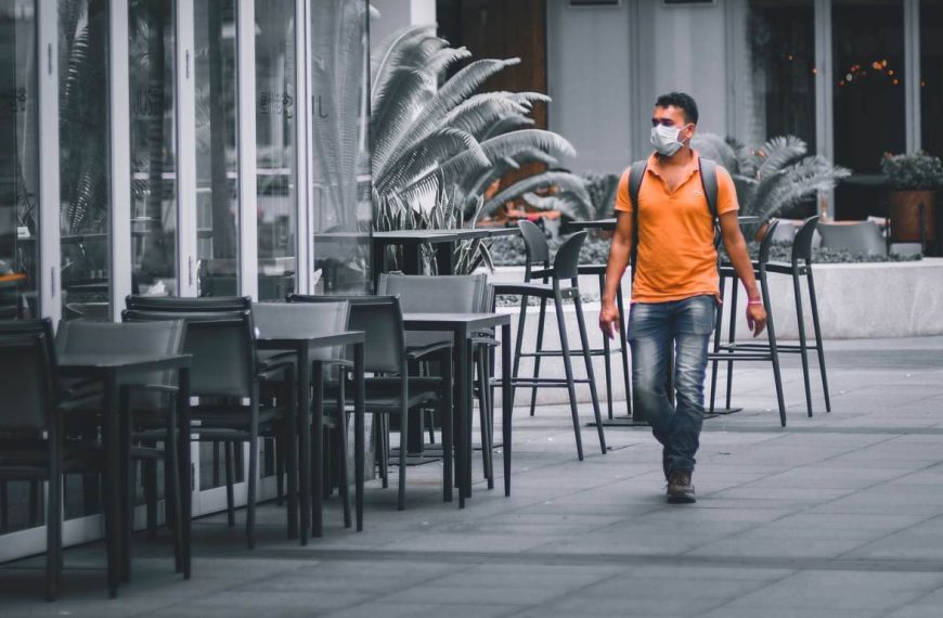 ΕΙΝΑΠ: Υποχρεωτική η μάσκα και σε εξωτερικούς χώρους αν αυξηθούν τα κρούσματα