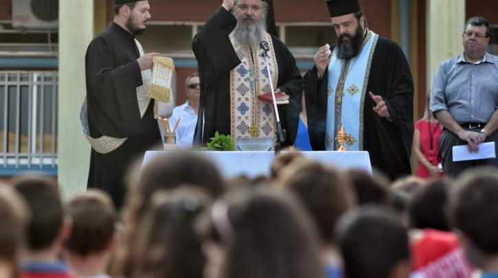 ΣτΕ: Συνταγματικός ο εκκλησιασμός και η προσευχή στα δημοτικά, πρέπει να προβλέπεται και απαλλαγή