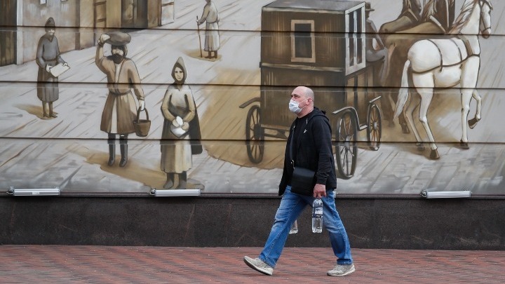 Η Μόσχα δεν θα κλείσει μπαρ και εστιατόρια, παρά τις συστάσεις