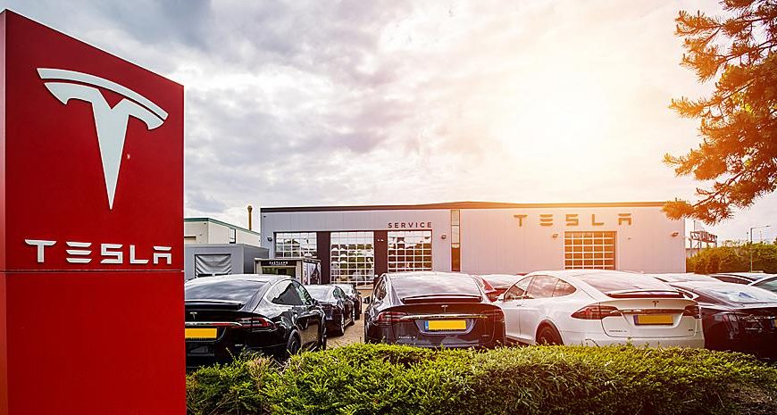 Η Tesla κατεβάζει τις τιμές στα ηλεκτρικά αυτοκίνητα στα επίπεδα των βενζινοκίνητων