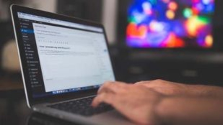 ΚΕΠΕ: Το 32,8% των εργαζομένων στην Ελλάδα θα μπορούσε να εργαστεί από το σπίτι