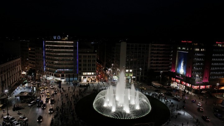 Εντυπωσιακά εγκαίνια της νέας πλατείας Ομονοίας εν μέσω…συνωστισμού (εικόνες & vid)