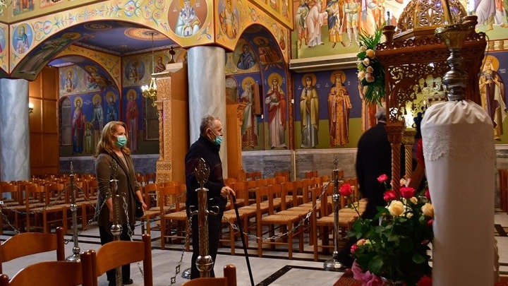 Άνοιξαν οι εκκλησίες- Με αντισηπτικά στην είσοδο και μεγάφωνα στο προαύλιο