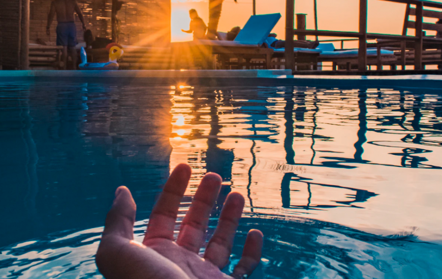 Ασφαλείς οι πισίνες μόνο με αυστηρά μέτρα- Τι συστήνουν το αμερικανικό CDC και Έλληνες επιστήμονες
