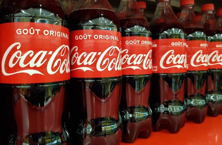 Η Coca Cola διακόπτει για 30 ημέρες τη διαφήμιση στα social media