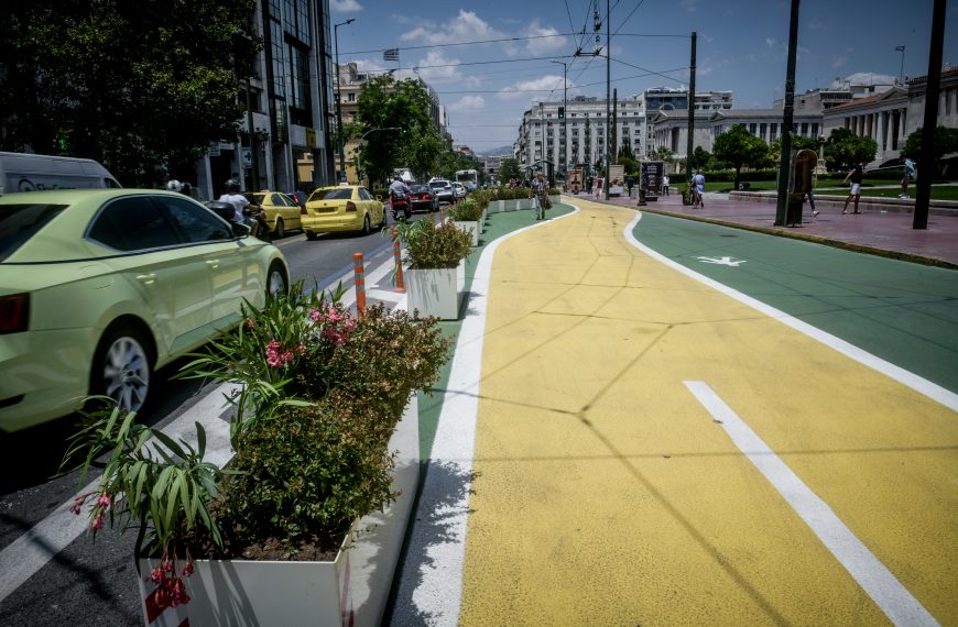 Τοποθετήθηκαν οι ζαρτινέρες του “Μεγάλου Περίπατου” των 550 ευρώ στην Πανεπιστημίου