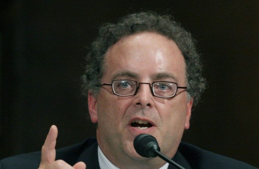 Στίβεν Κον: “Η ελληνική Δικαιοσύνη να σταματήσει την παρενόχληση των προστατευόμενων μαρτύρων”